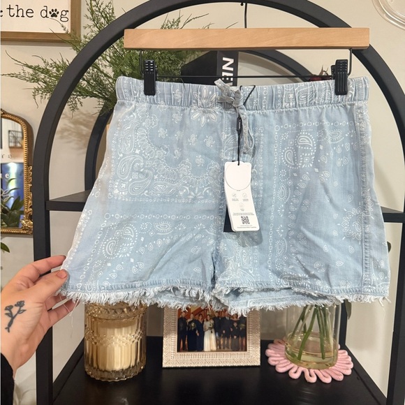 Tahari High Waist Blue Denim Shorts Distressed size small - Picture 1 of 9